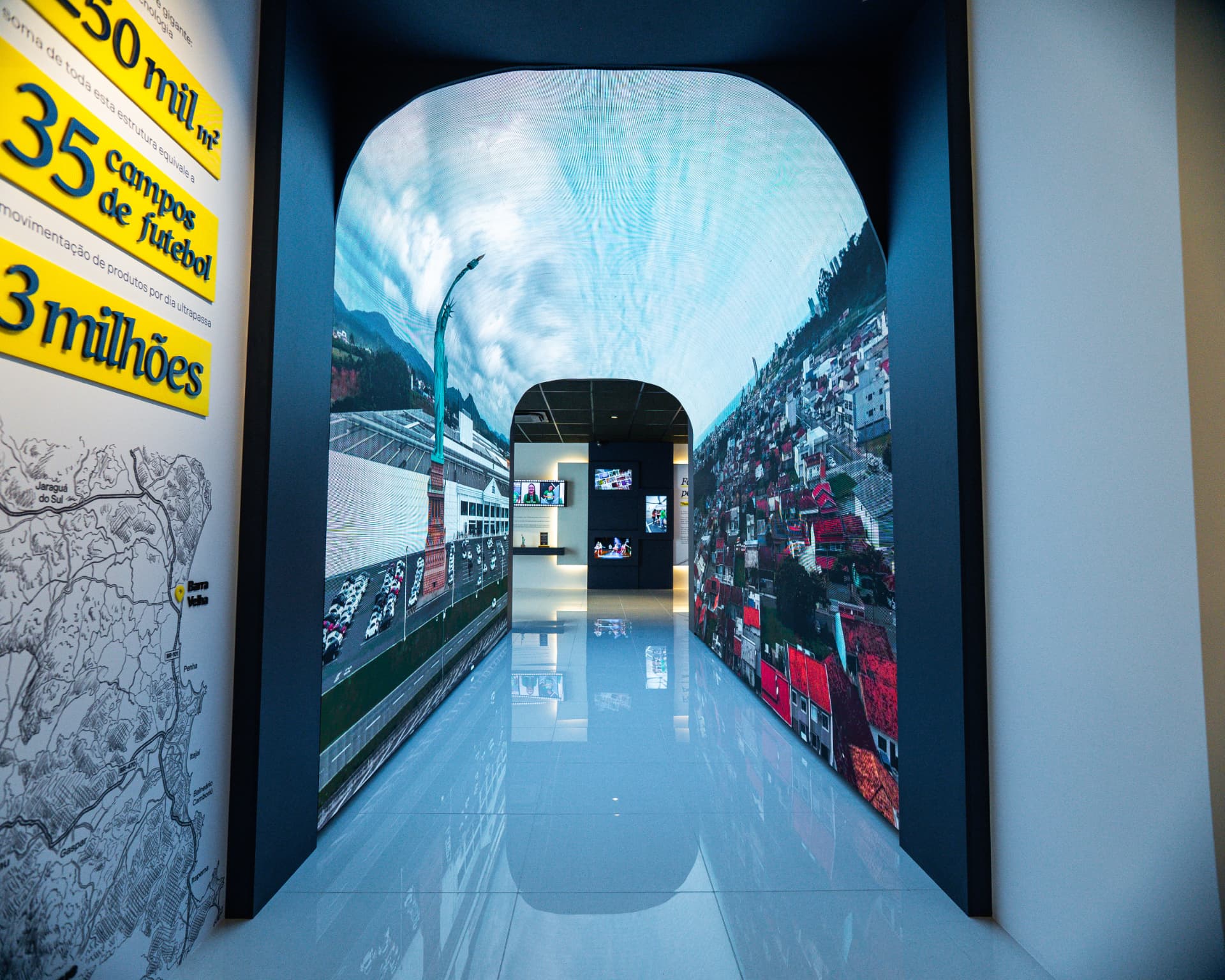 Corredor imersivo de LED do Museu Havan em Brusque (SC)